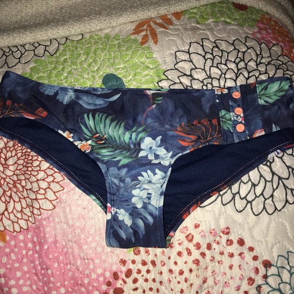 30% OFF BUNDLES Roxy women’s bikini set - Picture 3 of 4